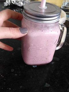 A picture of Batido fit frambuesa y arándanos con leche de coco.