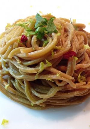 Foto di Tagliolini alla liquirizia con colatura di alici e lime