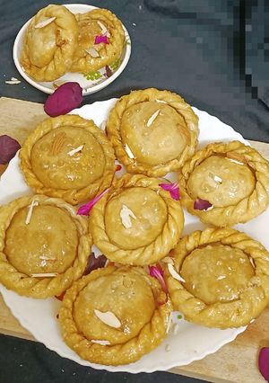 चंन्द्रकला गुजिया (Chandrakala gujiya recipe in hindi) रेसिपी मुख्य फोटो