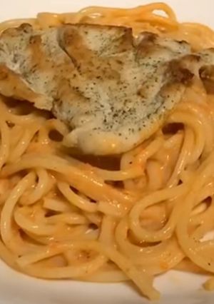 Una foto de Tallarín en salsa de pimiento 🍜🍗😺
