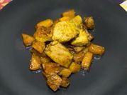 Una foto de arroz pollo curcuma