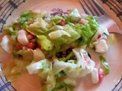 Una foto de ensalada de queso y granada