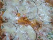 Una foto de lasagna de berenjena con carne