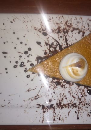 Una foto de Pumpkin pie con salsa de chocolate Oaxaqueño