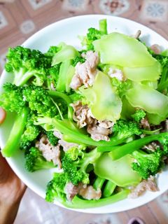 Hình của món Súp lơ xanh xào thịt bò.