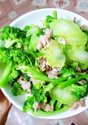 Hình của món Súp lơ xanh xào thịt bò.
