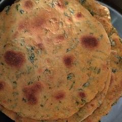 A picture of Methi khakra.