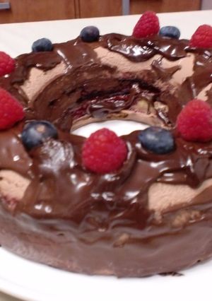 Una foto de Corona de mousse de chocolate con leche, mousse de frambuesa y mermelada de arándanos