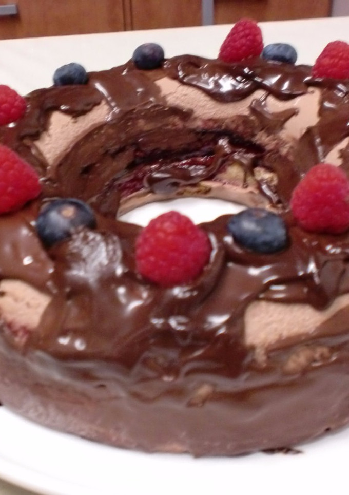 Una foto de Corona de mousse de chocolate con leche, mousse de frambuesa y mermelada de arándanos