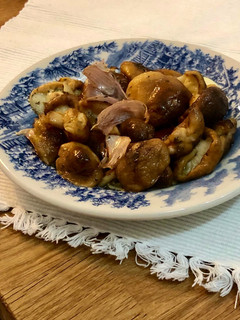 Una foto de Setas shiitake salteada con ajo y limón