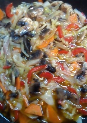 Una foto de Hongos salteados con vegetales