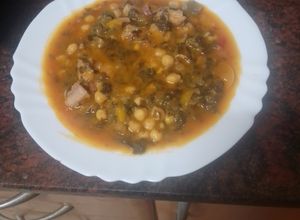 Una foto de Guiso de garbanzos con secreto ibérico y espinacas