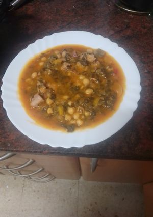 Una foto de Guiso de garbanzos con secreto ibérico y espinacas