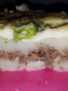 Una foto de Pastel de papa, carne y brócoli