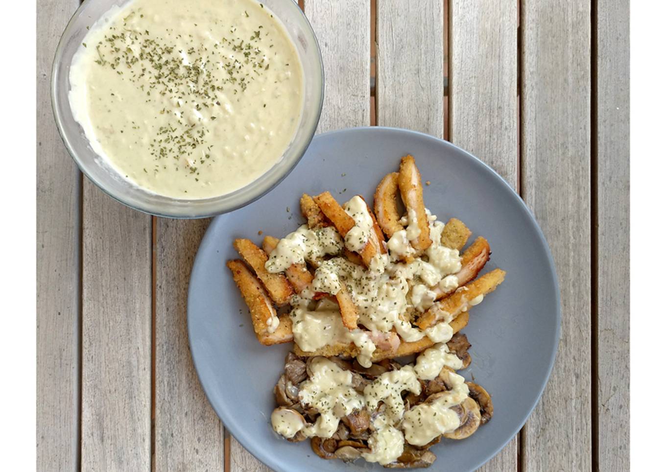 Lágrimas de pollo<br />c/salsa de queso azul y champiñones