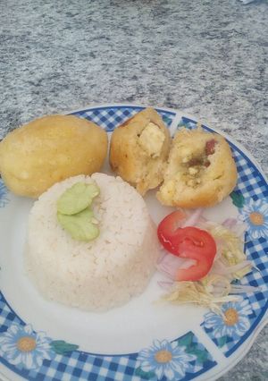 Una foto de Yuca rellena con frijoles negros