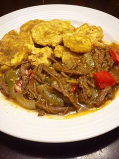 Una foto de Carne Ropa Vieja & Patacones