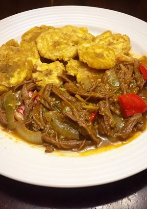 Una foto de Carne Ropa Vieja & Patacones