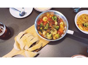 Hình của món Sốt tôm oliu chấm bánh mỳ (shrimp combus).