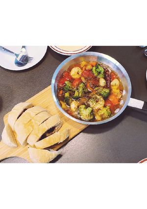 Hình của món Sốt tôm oliu chấm bánh mỳ (shrimp combus).
