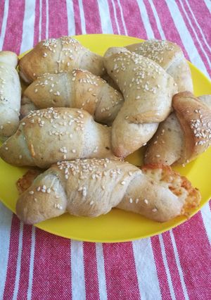 Baconos és virslis, sajtos kiflik recept fotója