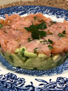 Una foto de Tartar de salmón