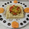 Pasta Trofie con salteado de verduras, caquis, aceitunas y pipas
