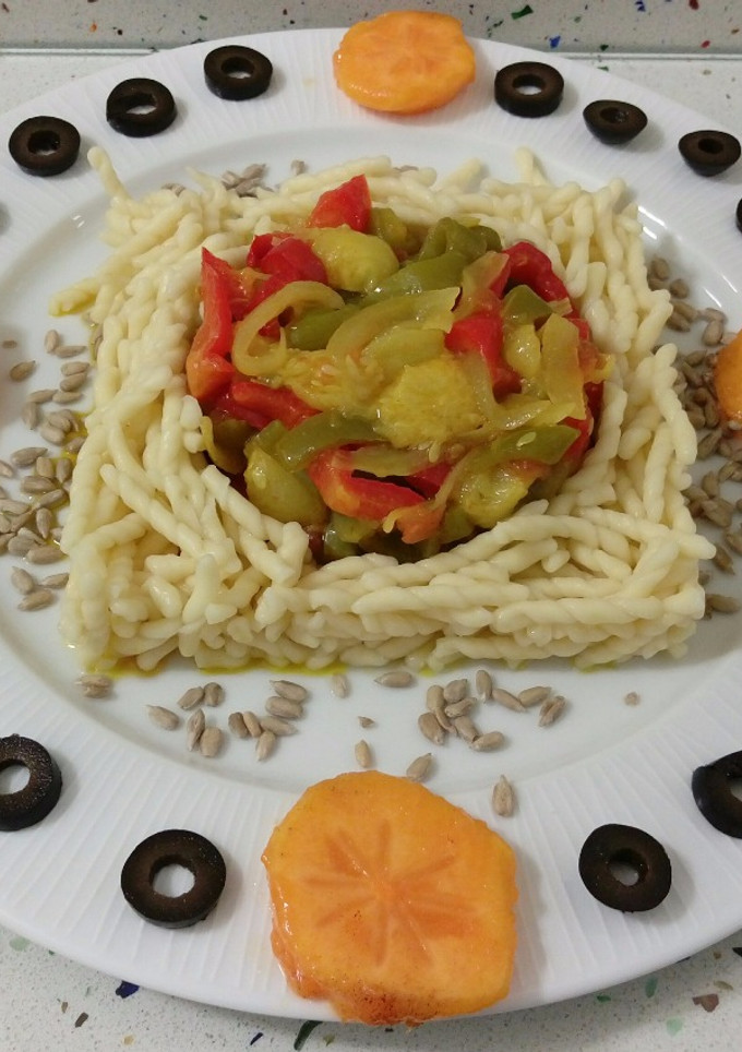 Una foto de Pasta Trofie con salteado de verduras, caquis, aceitunas y pipas