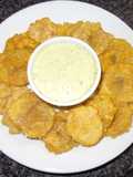 Tostones o patacones con salsa verde