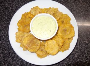 Una foto de Tostones o patacones con salsa verde