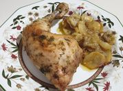 Una foto de pollo asado al horno con patatas