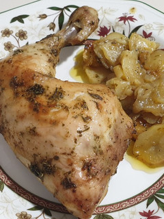 Una foto de Cuartos traseros de pollo al horno con patatas panaderas