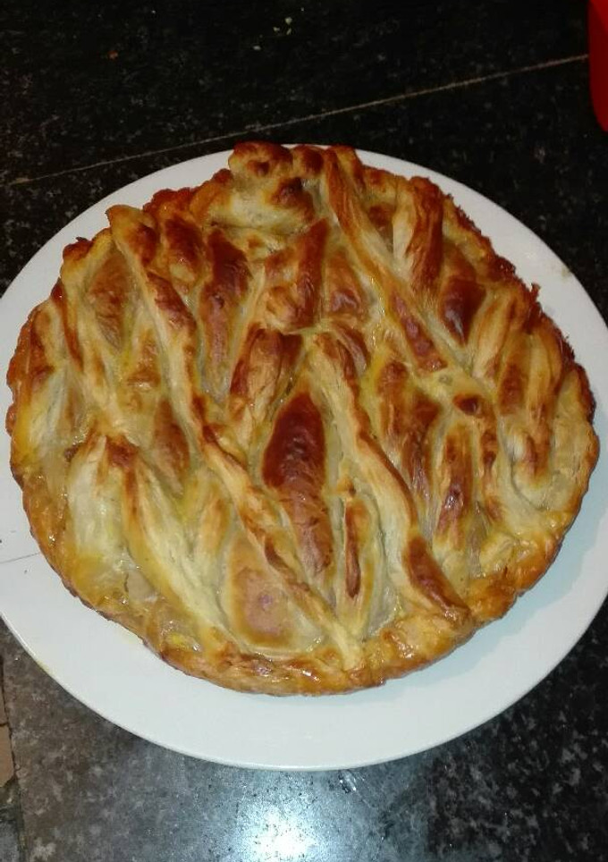 Una foto de Empanada de chorizo casero y salchichón casero en la olla GM g