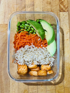 Una foto de Poke con salmón