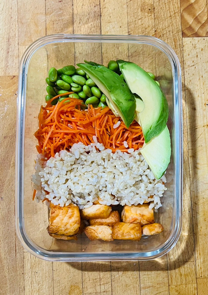 Una foto de Poke con salmón