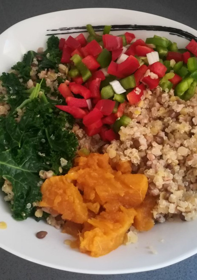 Una foto de Lentejas con Espelta, Quinoa, Kale, Nabo y Pimientos