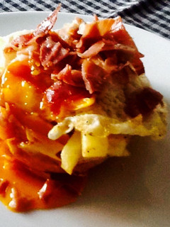 Una foto de Huevos rotos sobre chapata tostada