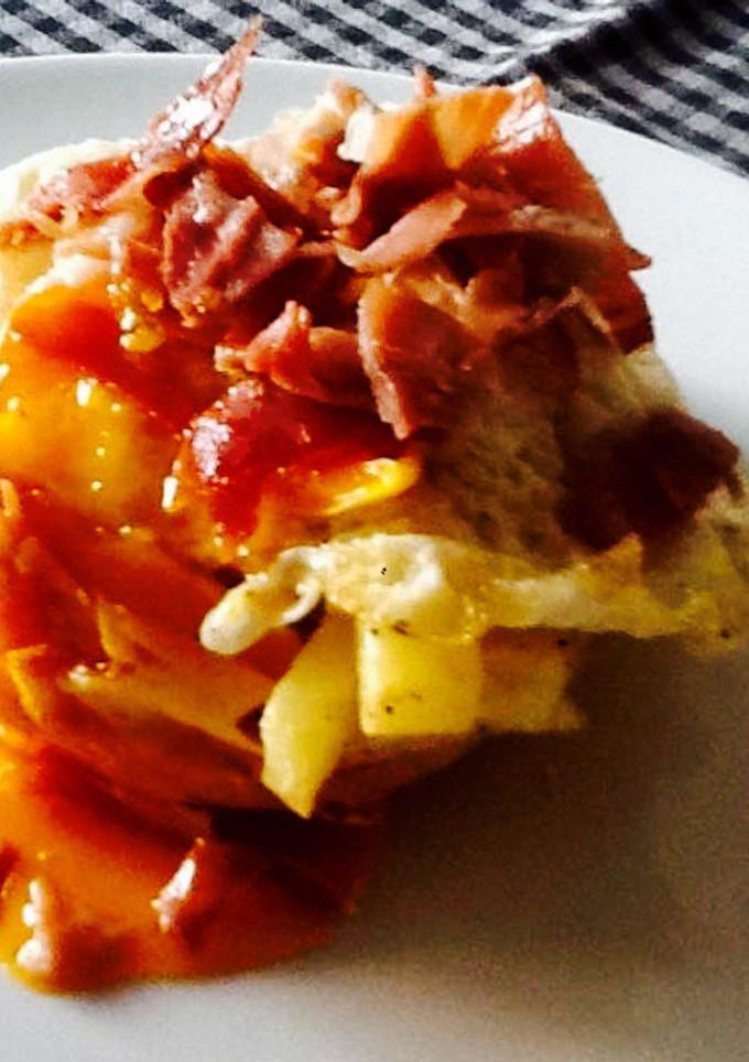 Una foto de Huevos rotos sobre chapata tostada