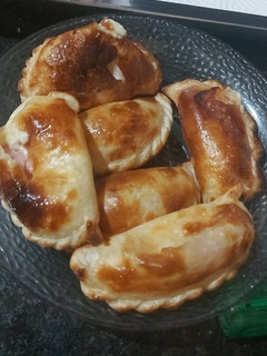 Una foto de Empanadas de carne cortada a cuchillo