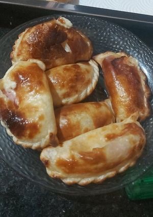 Una foto de Empanadas de carne cortada a cuchillo