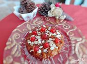 Una foto di torta con marmellata di ciliegie