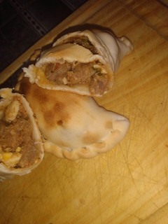 Una foto de Empanadas de carne cortada a cuchillo