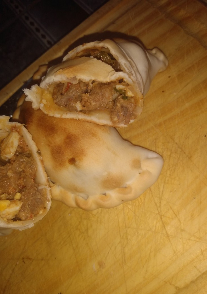 Una foto de Empanadas de carne cortada a cuchillo