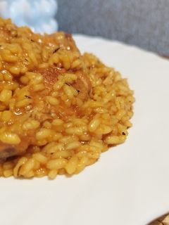 Una foto de Arroz meloso de pollo al ajillo