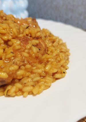 Una foto de Arroz meloso de pollo al ajillo