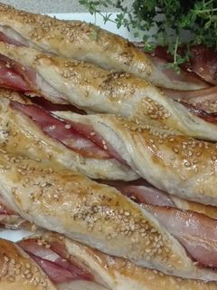 Una foto de Trenzas de hojaldre con bacon, muy fácil de hacer!