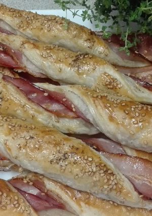 Una foto de Trenzas de hojaldre con bacon, muy fácil de hacer!