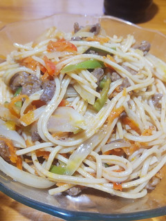 Una foto de Chow Mein con carne (Fideos con verduras salteadas y carne)