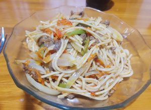 Una foto de Chow Mein con carne (Fideos con verduras salteadas y carne)