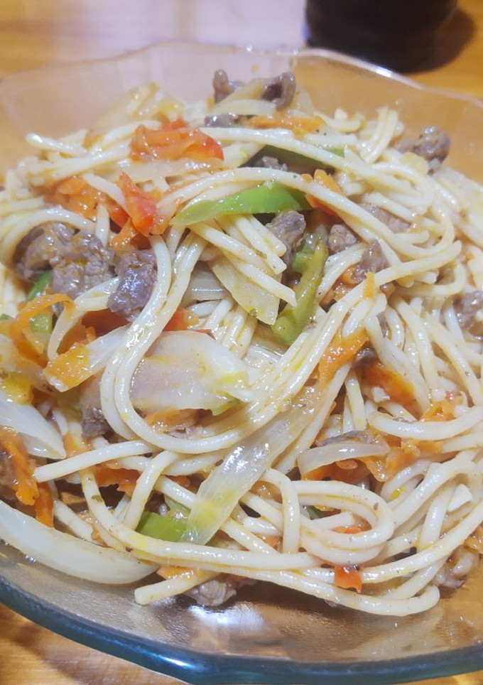 Una foto de Chow Mein con carne (Fideos con verduras salteadas y carne)